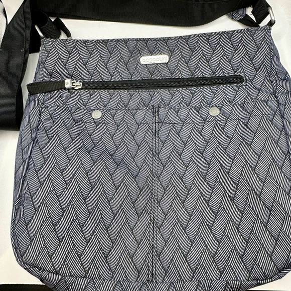 SOLD - BAGGALLINI Crossbody Travel Bag Black Grey Geometric - Picture 2 of 8